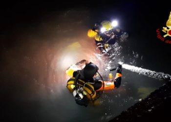 Cagliari: affonda un peschereccio all’ingresso del porto, intervengono i vigili del fuoco