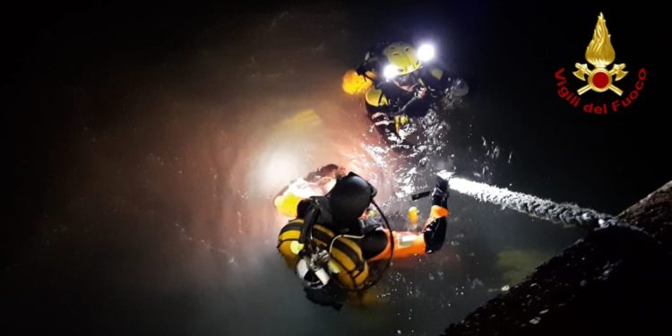 Cagliari: affonda un peschereccio all’ingresso del porto, intervengono i vigili del fuoco