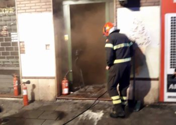 Cagliari: a fuoco un bar in via San Michele, sul posto i vigili del fuoco