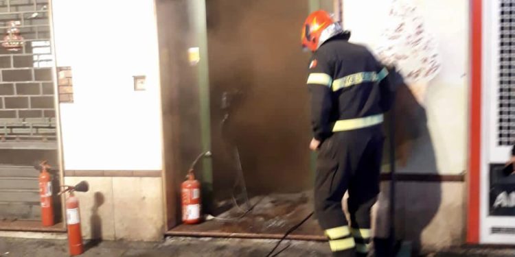 Cagliari: a fuoco un bar in via San Michele, sul posto i vigili del fuoco