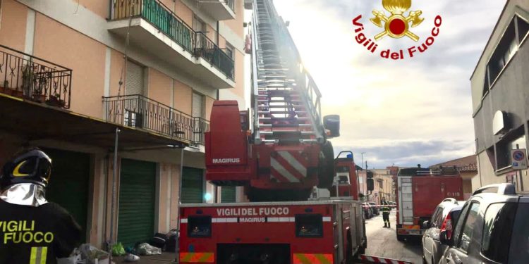 Olbia: cadono calcinacci in via Alto Adige, intervengono i vigili del fuoco