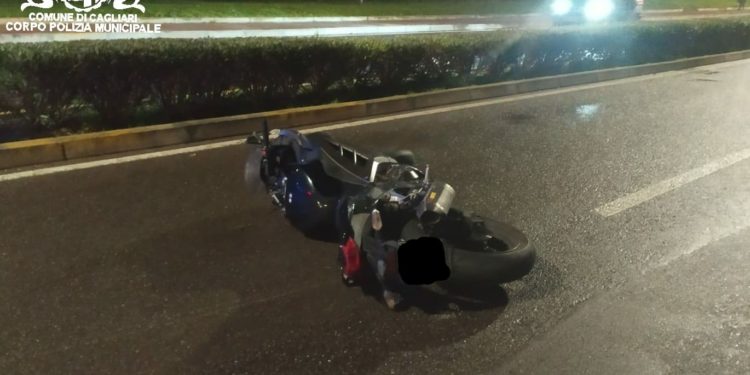 Pirri: scontro tra una moto e un’auto, una persona in codice rosso