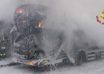 Sassari: a fuoco un’auto trasportata su un camion bisarca a Predda Niedda, intervengono i vigili del fuoco