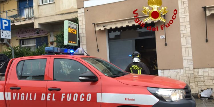 Olbia: a fuoco una pasticceria, sul posto i vigili del fuoco