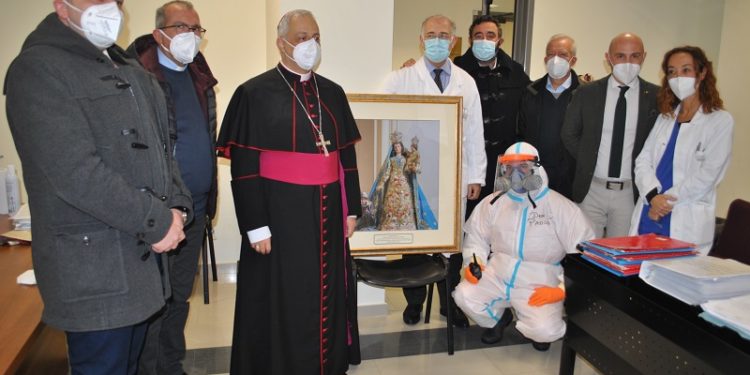 L’arcivescovo di Sassari, mons. Gian Franco Saba, ha visitato il reparto di Malattie infettive