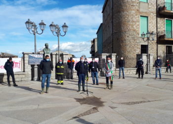 Oggi il Consiglio comunale di Bitti si è riunito in piazza, il sindaco Giuseppe Ciccolini ha ringraziato tutta la macchina dell’emergenza