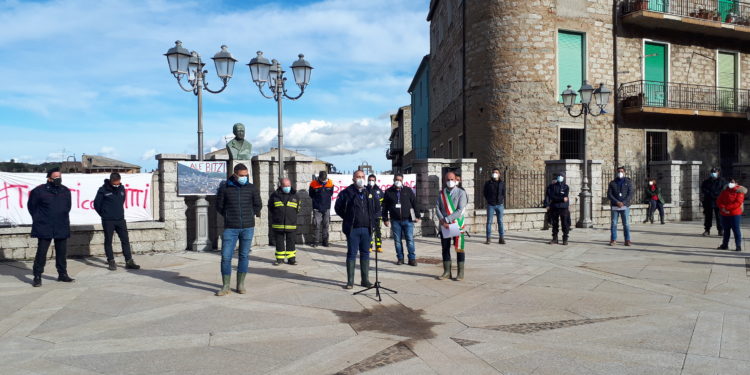 Oggi il Consiglio comunale di Bitti si è riunito in piazza, il sindaco Giuseppe Ciccolini ha ringraziato tutta la macchina dell’emergenza