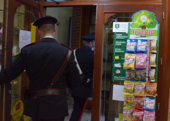 Un barista di Pula è stato sanzionato per aver consentito l’accesso nel proprio locale di un numero di persone tale da non garantire il distanziamento sociale