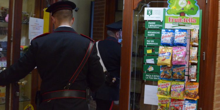 Un barista di Pula è stato sanzionato per aver consentito l’accesso nel proprio locale di un numero di persone tale da non garantire il distanziamento sociale