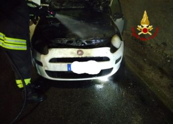 Donigala Fenughedu: a fuoco una macchina, sul posto i vigili del fuoco