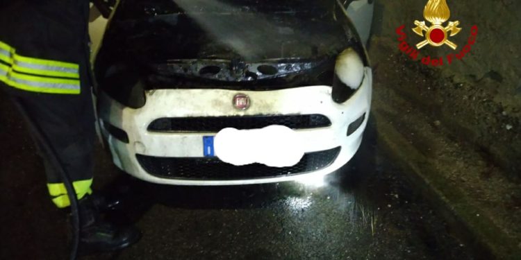 Donigala Fenughedu: a fuoco una macchina, sul posto i vigili del fuoco