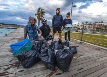 Lungomare invaso di polistirolo, lo ripulisce il Comitato “Salviamo la costa di Golfo Aranci” 