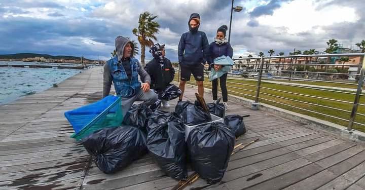 Lungomare invaso di polistirolo, lo ripulisce il Comitato “Salviamo la costa di Golfo Aranci” 