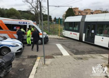 Cagliari: perde l’equilibrio e cade mentre passa il tram, una donna in ospedale