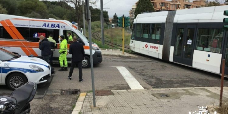 Cagliari: perde l’equilibrio e cade mentre passa il tram, una donna in ospedale