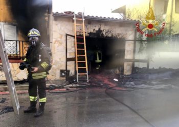 Pabillonis: a fuoco un garage ed un’autovettura, sul posto i vigili del fuoco