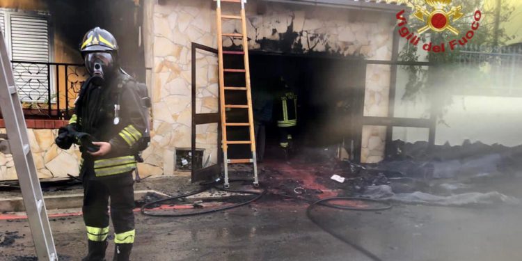 Pabillonis: a fuoco un garage ed un’autovettura, sul posto i vigili del fuoco