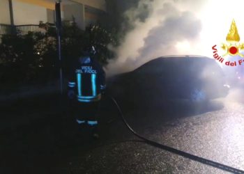 Cagliari: auto a fuoco nel quartiere di Mulinu Becciu, sul posto i vigili del fuoco
