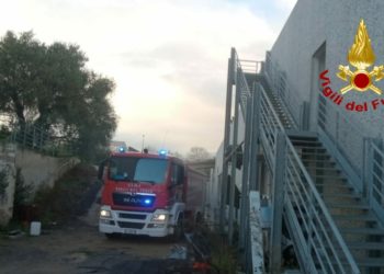 Sassari: a fuoco una concessionaria in disuso, sul posto i vigili del fuoco