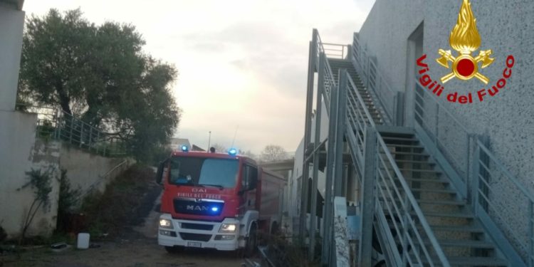 Sassari: a fuoco una concessionaria in disuso, sul posto i vigili del fuoco