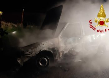 Foresta Burgos: a fuoco un’autovettura, sul posto i vigili del fuoco