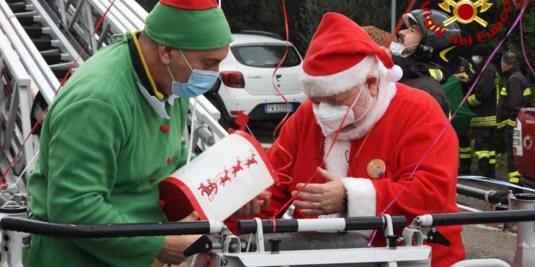 A Sassari, Babbo Natale arriva in pediatria: raccolte le letterine dei bambini