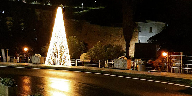 Luminarie, Elfi postini, concerti e teatro in streaming per celebrare le festività natalizie a Sennori