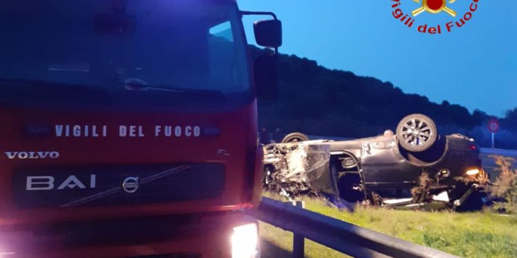 E’ di un ferito grave il bilancio di un bruttissimo incidente stradale verificatosi sulla 131 Dcn in direzione Nuoro