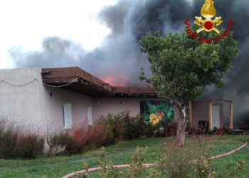 Olmedo: a fuoco la “Casa delle Farfalle”, intervengono i vigili del fuoco