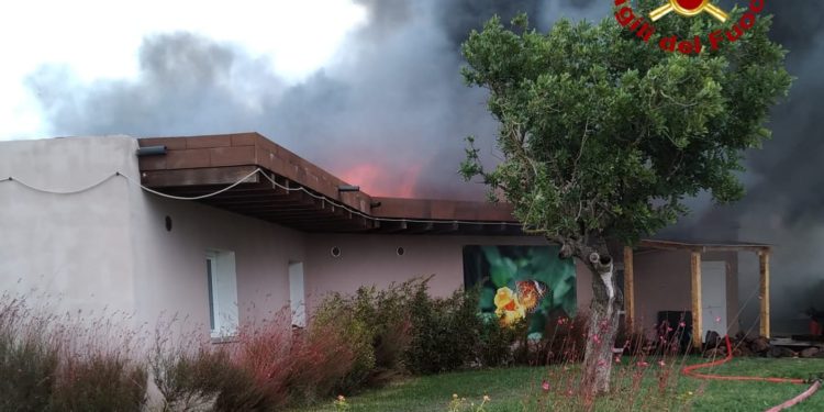 Olmedo: a fuoco la “Casa delle Farfalle”, intervengono i vigili del fuoco