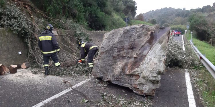 È ancora chiuso un tratto della SS 292, nei pressi di Cuglieri, per la caduta di alcuni massi avvenuta domenica