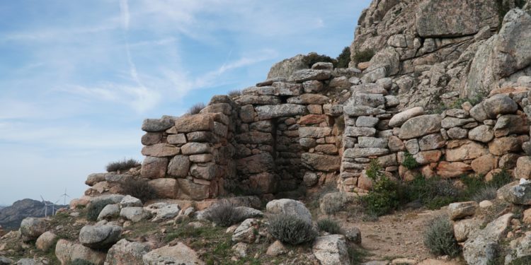 Archeoastronomia in Sardegna: orientamenti solstiziali negli edifici cultuali di Serra Orrios e di Sos Nurattolos