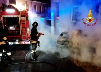 I vigili del fuoco spengono il rogo evitando la propagazione delle fiamme alle strutture adiacenti