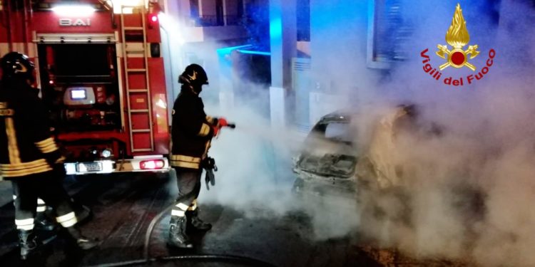 I vigili del fuoco spengono il rogo evitando la propagazione delle fiamme alle strutture adiacenti