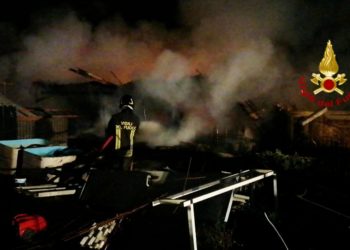 I vigili del fuoco stanno operando, a Selargius, per un vasto incendio in un terreno privato adibito ad ovile in un’area rurale