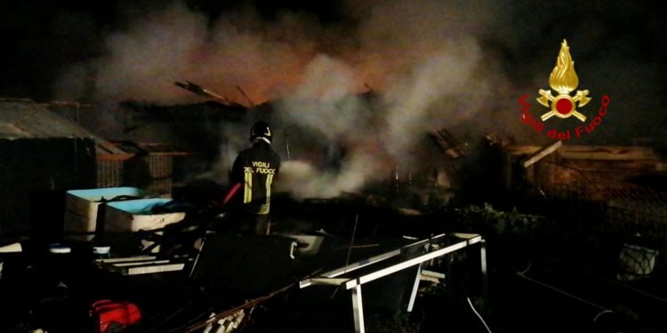 I vigili del fuoco stanno operando, a Selargius, per un vasto incendio in un terreno privato adibito ad ovile in un’area rurale