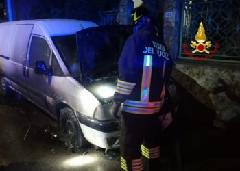 A Capoterra i vigili del fuoco sono intervenuti per spegnere l’incendio di un furgone
