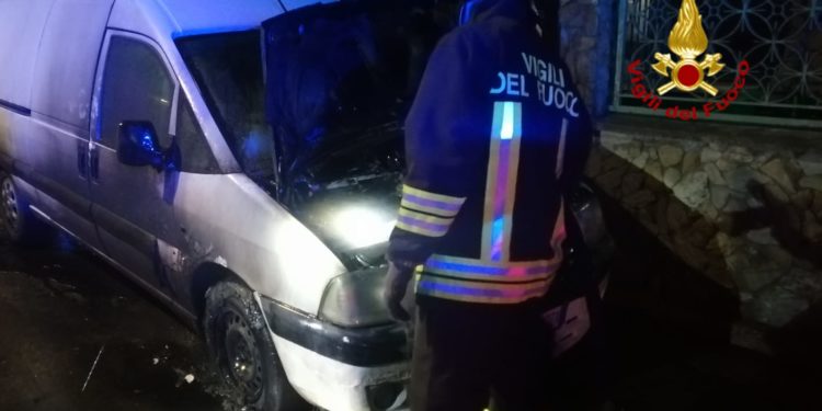 A Capoterra i vigili del fuoco sono intervenuti per spegnere l’incendio di un furgone