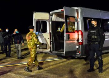 Le immagini dell’arrivo a Cagliari delle prime 180 dosi di vaccino Pfizer