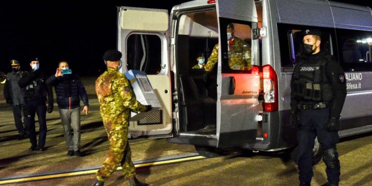 Le immagini dell’arrivo a Cagliari delle prime 180 dosi di vaccino Pfizer