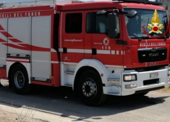 Esplosione in un immobile di Quartu Sant’Elena, sul posto i vigili del fuoco e gli agenti della Polizia scientifica, una persona in ospedale in codice rosso