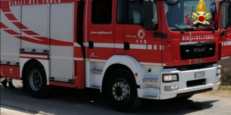 Esplosione in un immobile di Quartu Sant’Elena, sul posto i vigili del fuoco e gli agenti della Polizia scientifica, una persona in ospedale in codice rosso