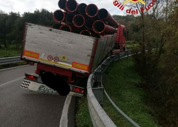 Autoarticolato fuori strada sulla statale 132 Ozieri-Chiaramonti, intervengono i vigili del fuoco