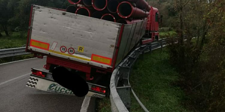 Autoarticolato fuori strada sulla statale 132 Ozieri-Chiaramonti, intervengono i vigili del fuoco