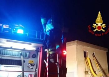 Paulilatino: a fuoco un’abitazione, sul posto i vigili del fuoco