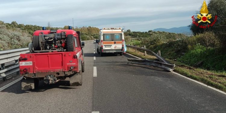 Incidente stradale sulla 131 Dcn, sul posto i vigili del fuoco