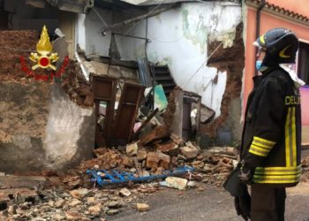 Villacidro: crolla una parte di una vecchia abitazione, sul posto i vigili del fuoco