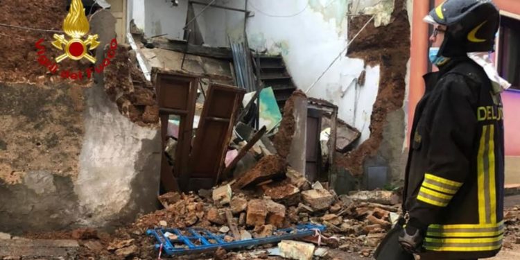 Villacidro: crolla una parte di una vecchia abitazione, sul posto i vigili del fuoco