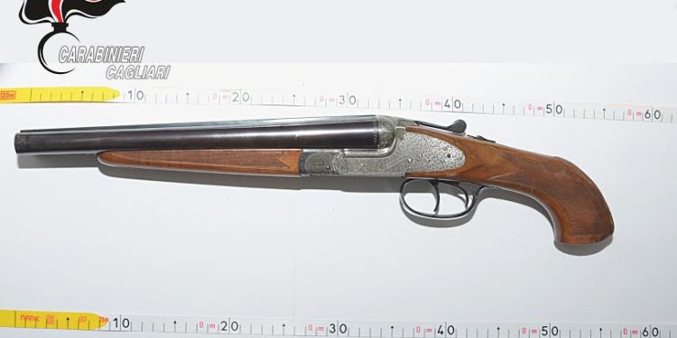 Le Squadre “Antirapina” e “Rilievi Tecnici” dei carabinieri di Cagliari, hanno rinvenuto un fucile a canne mozze, parzialmente interrato