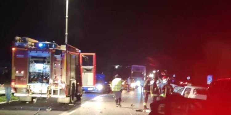 Incidente stradale sulla 131 Dcn, muore una persona